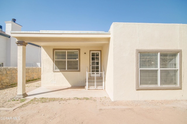 view of exterior entry featuring stucco siding