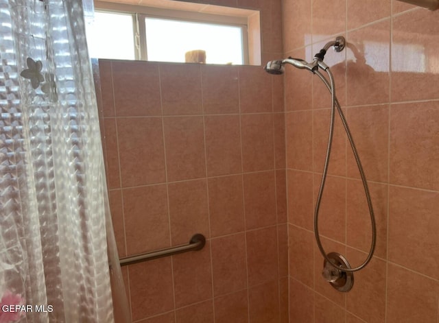 225 Peyton Rd, El Paso, TX 79928 - bathroom with tiled shower