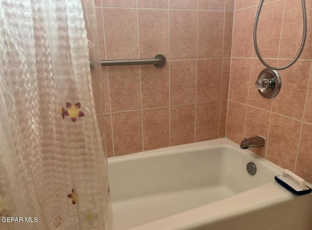 225 Peyton Rd, El Paso, TX 79928 - full bathroom featuring shower / bath combo with shower curtain