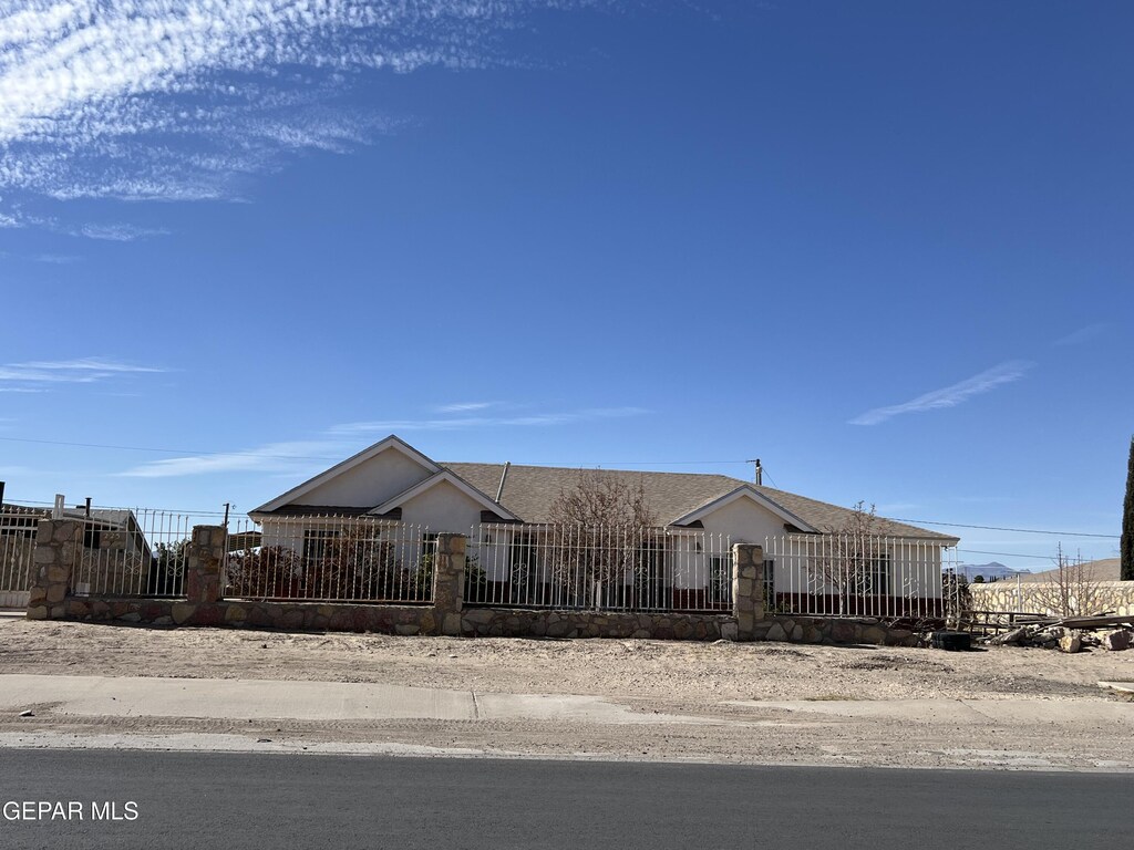 225 Peyton Rd, El Paso, TX 79928 - view of front of property featuring a fenced front yard and stucco siding