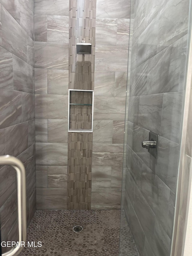 bathroom featuring tiled shower