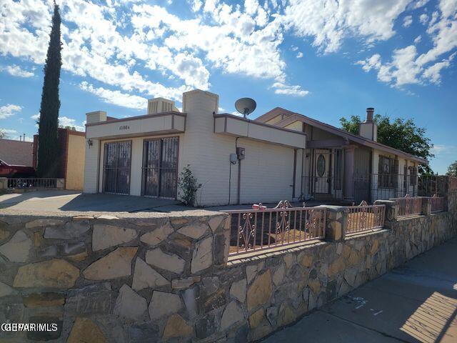 view of front facade with a fenced front yard