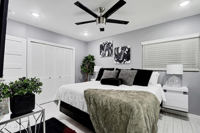 bedroom featuring a ceiling fan, a closet, light wood-style flooring, and recessed lighting