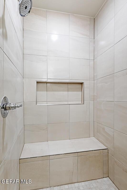 full bathroom featuring a tile shower