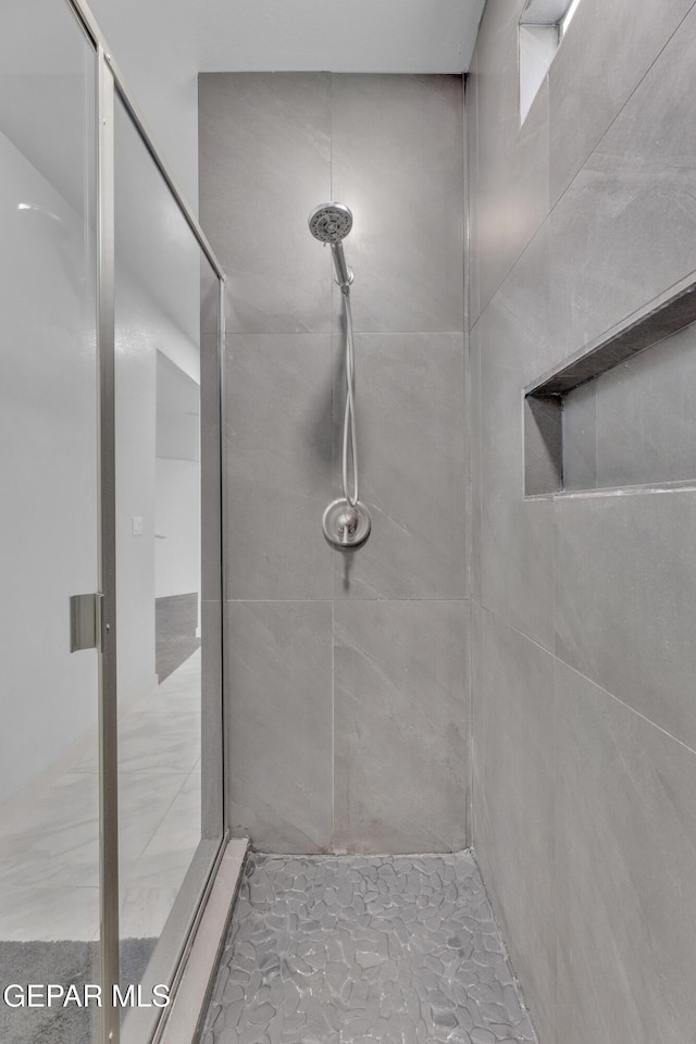 full bath with tiled shower