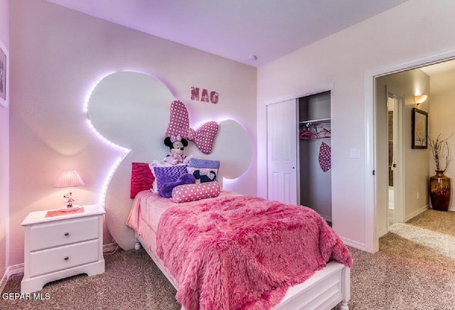 bedroom featuring a closet, baseboards, and carpet flooring