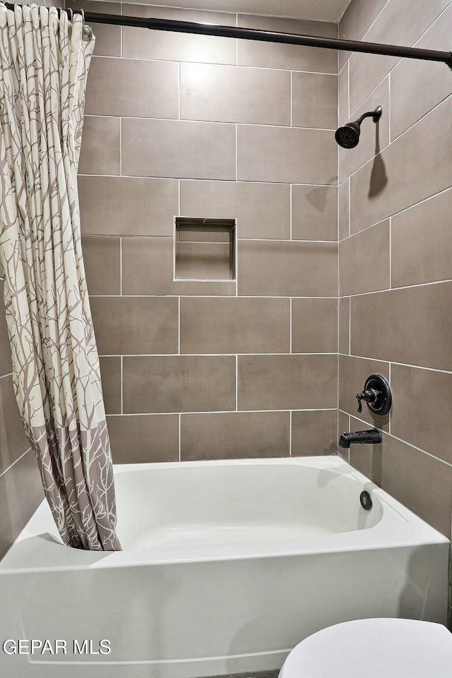 full bathroom with shower / bath combination with curtain and toilet