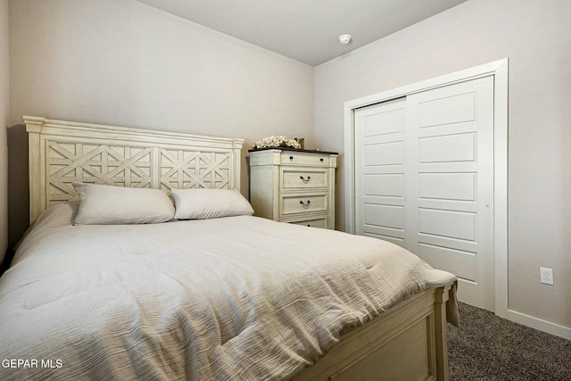 carpeted bedroom featuring baseboards and a closet