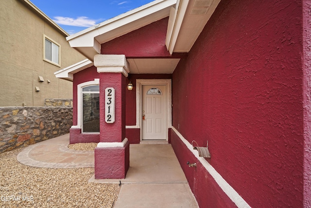 view of exterior entry with stucco siding