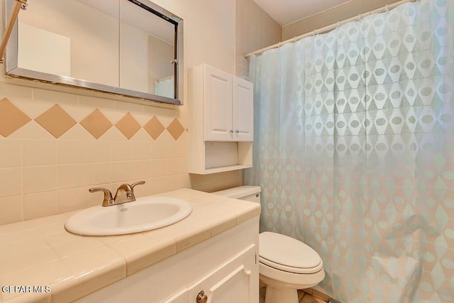 full bathroom featuring decorative backsplash, curtained shower, toilet, and vanity