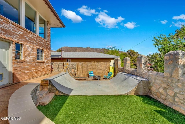 view of yard featuring a mountain view