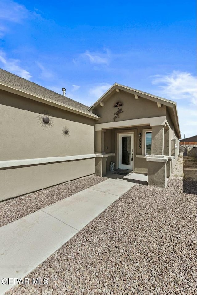 view of front facade featuring stucco siding