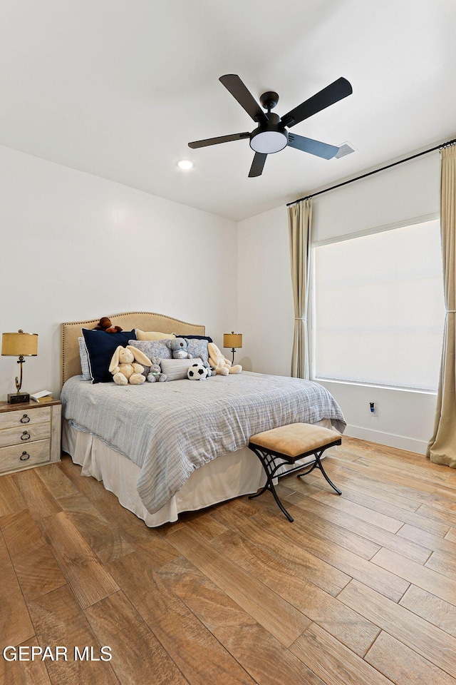 bedroom featuring recessed lighting, visible vents, light wood-style floors, and ceiling fan