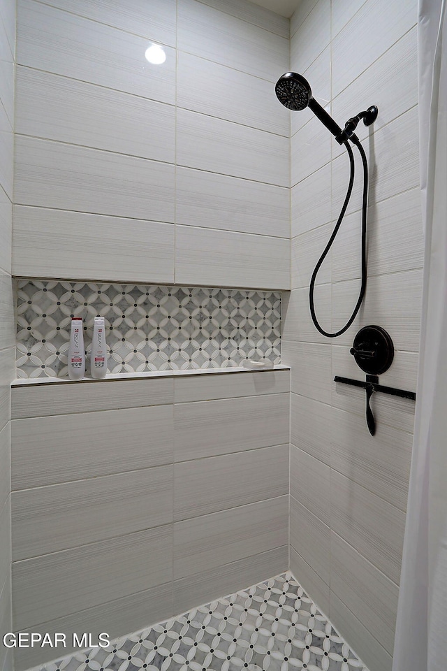 full bathroom featuring a tile shower