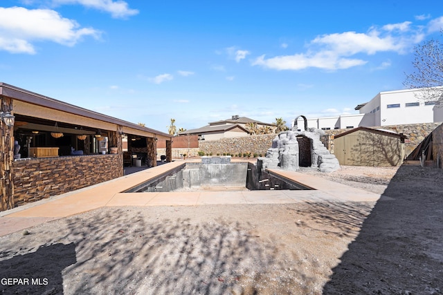 view of yard featuring an outdoor structure