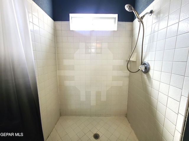 full bathroom featuring a tile shower