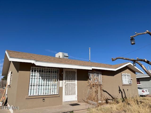 view of front facade featuring stucco siding