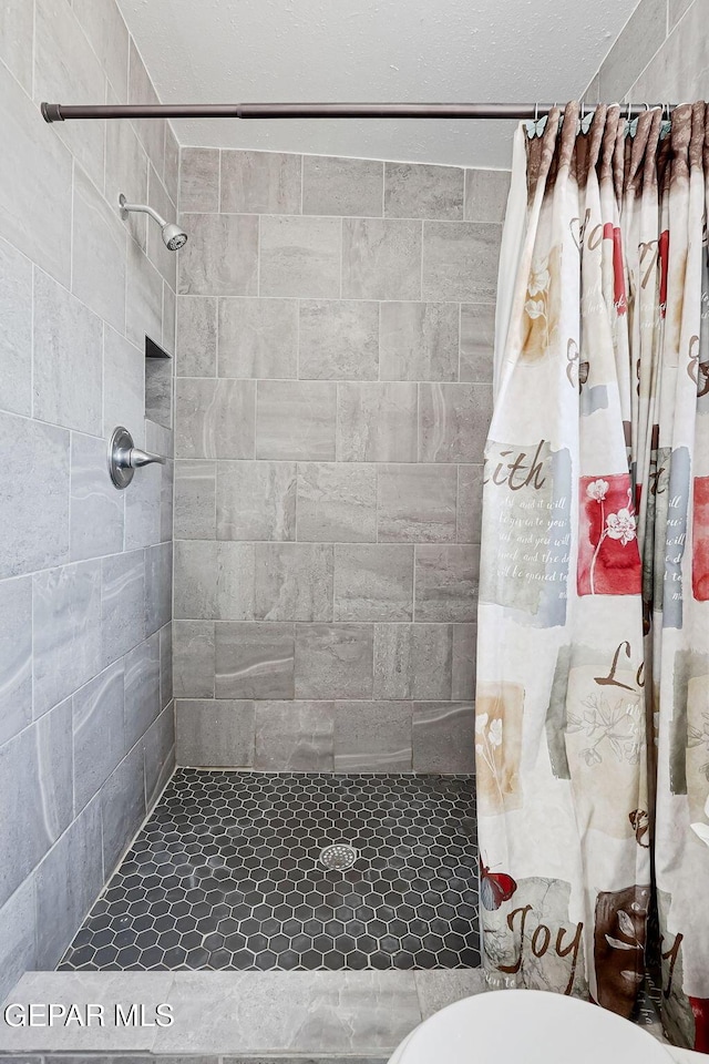 full bath with tiled shower