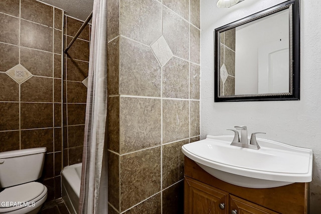 full bathroom featuring shower / bath combo with shower curtain, toilet, and vanity