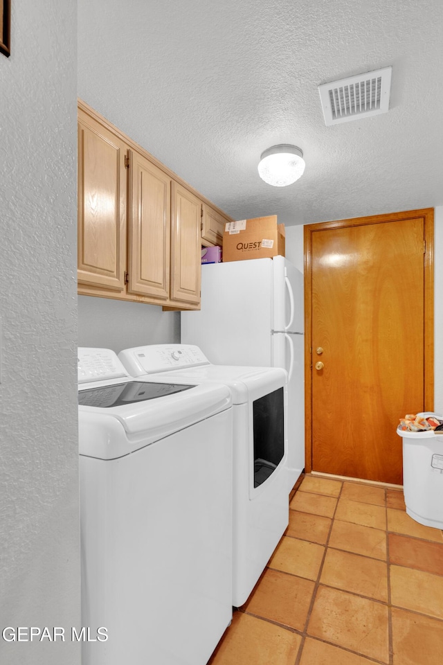 laundry area with visible vents, cabinet space, a textured ceiling, and independent washer and dryer