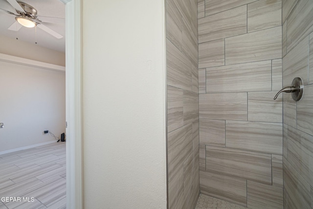 full bath with tiled shower and ceiling fan