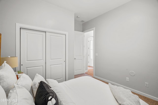 bedroom featuring baseboards and a closet