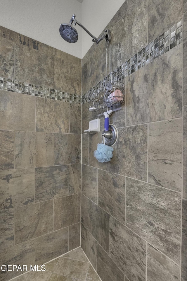 room details featuring a tile shower