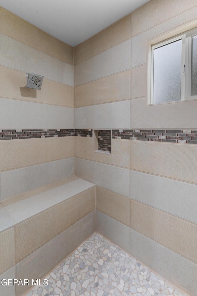 bathroom featuring a tile shower