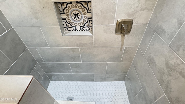 bathroom featuring tiled shower