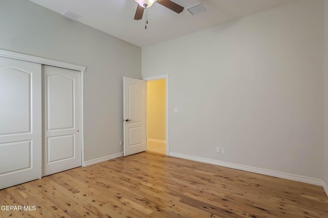 unfurnished bedroom with visible vents, baseboards, light wood-type flooring, a closet, and a ceiling fan