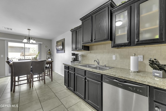 kitchen featuring visible vents, a sink, dishwasher, tasteful backsplash, and a chandelier