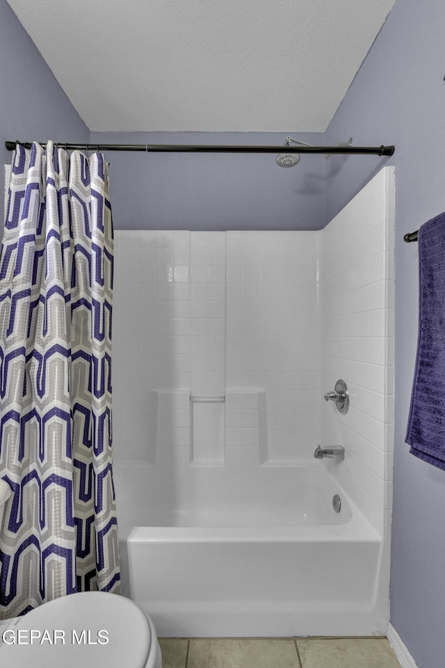 full bath with a textured ceiling, toilet, shower / bath combo with shower curtain, and baseboards