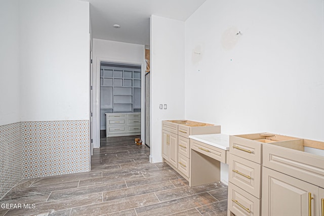 bathroom featuring wood tiled floor