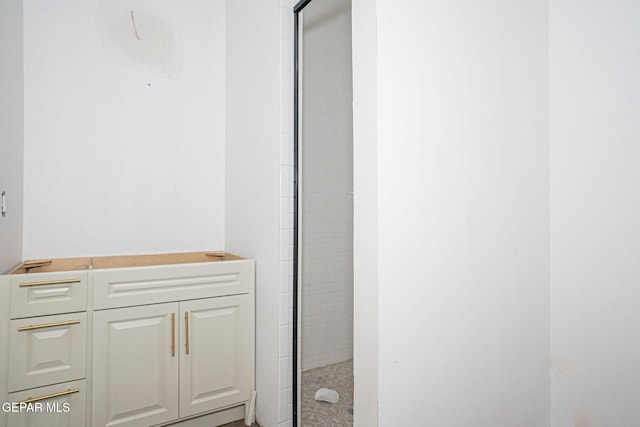 bathroom featuring tiled shower