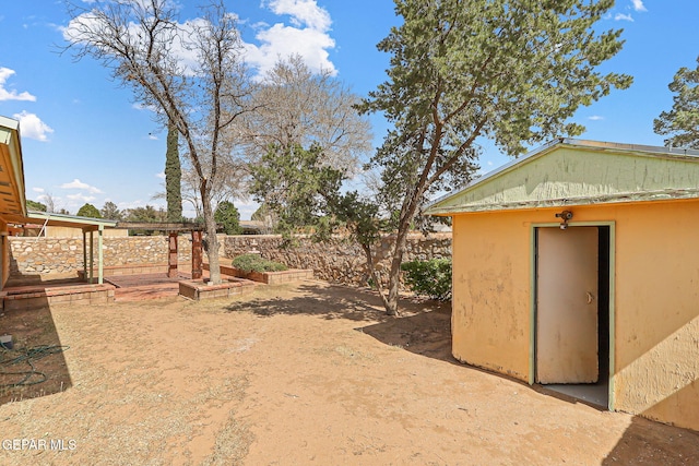 view of yard with an outdoor structure