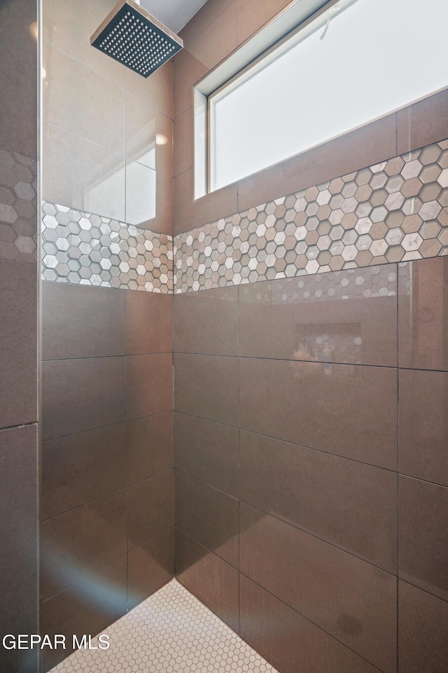 bathroom featuring a tile shower