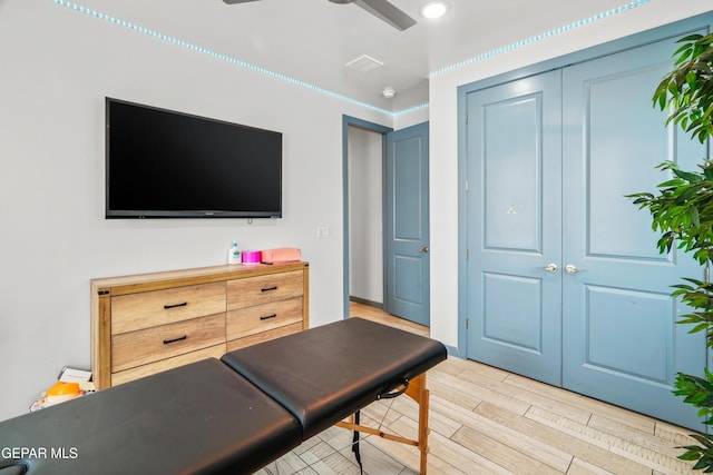 workout area featuring recessed lighting, light wood-type flooring, visible vents, and ceiling fan