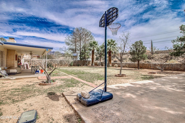 view of yard featuring fence private yard, a patio, and a ceiling fan