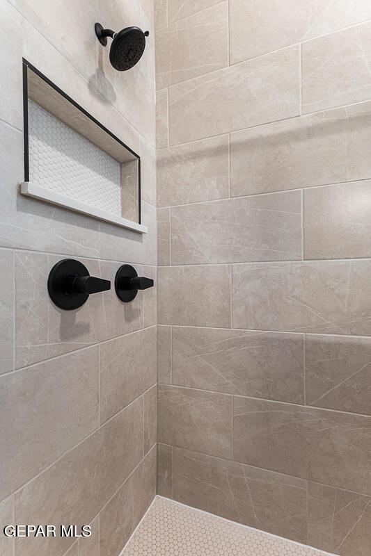 935 Bromyard Dr, Horizon City, TX 79928 - bathroom with tiled shower