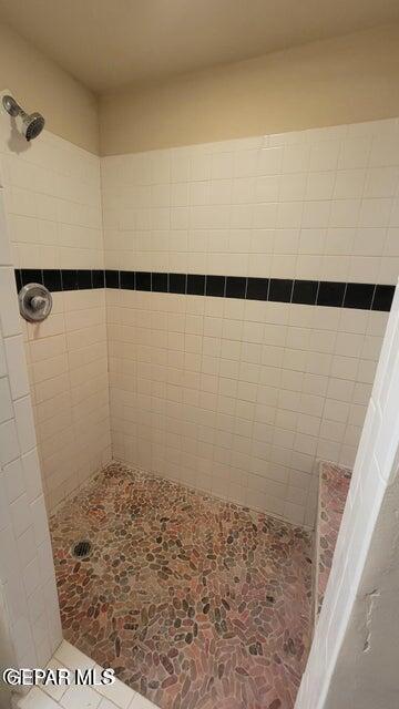 full bath with tiled shower