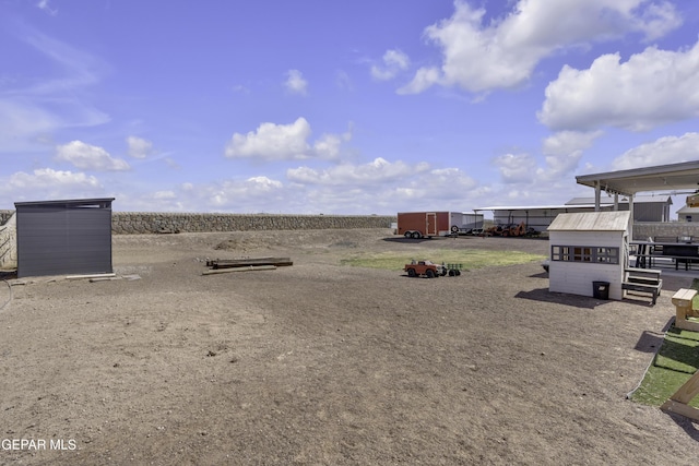 view of yard with an outdoor structure