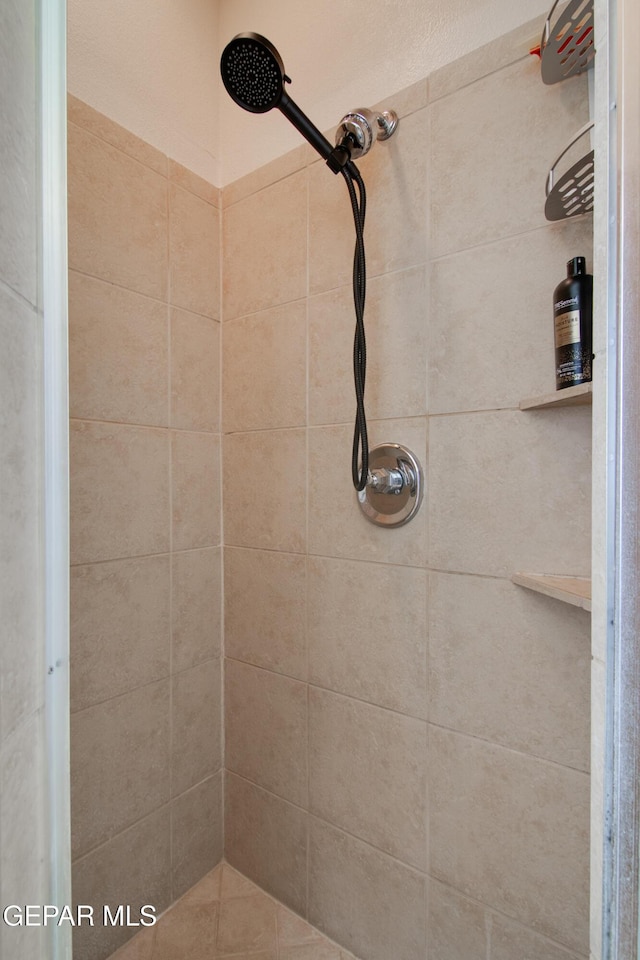 bathroom featuring tiled shower