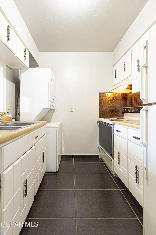 kitchen with a sink, under cabinet range hood, tasteful backsplash, white appliances, and white cabinets