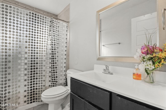 full bathroom featuring curtained shower, toilet, and vanity