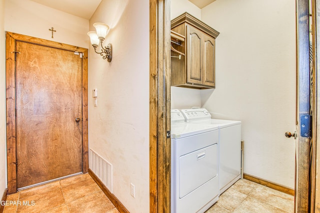 laundry area with visible vents, cabinet space, independent washer and dryer, and baseboards