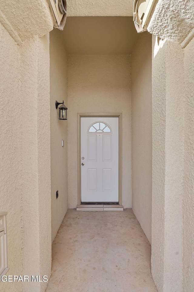 view of exterior entry featuring stucco siding