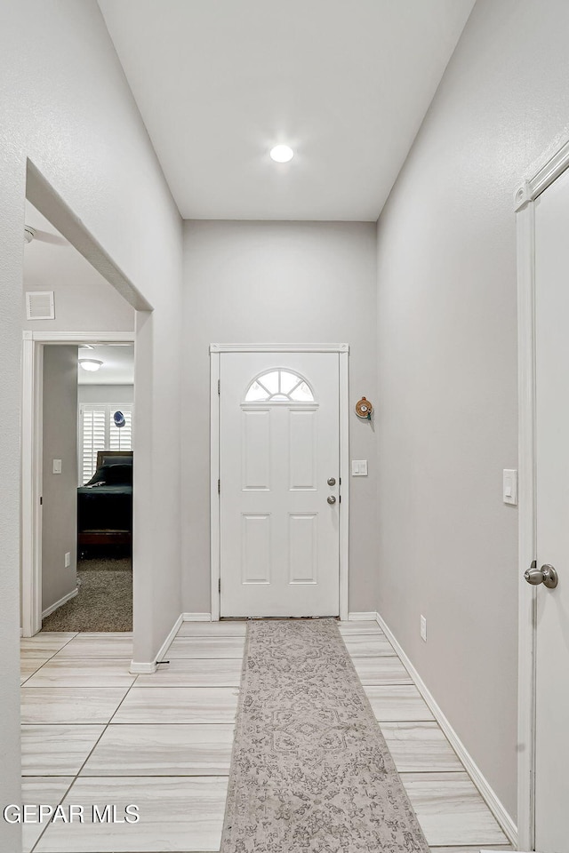 entryway featuring visible vents and baseboards