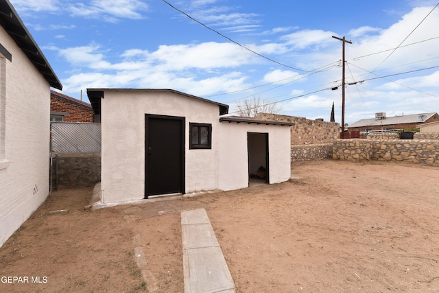 view of outdoor structure with an outdoor structure and a fenced backyard