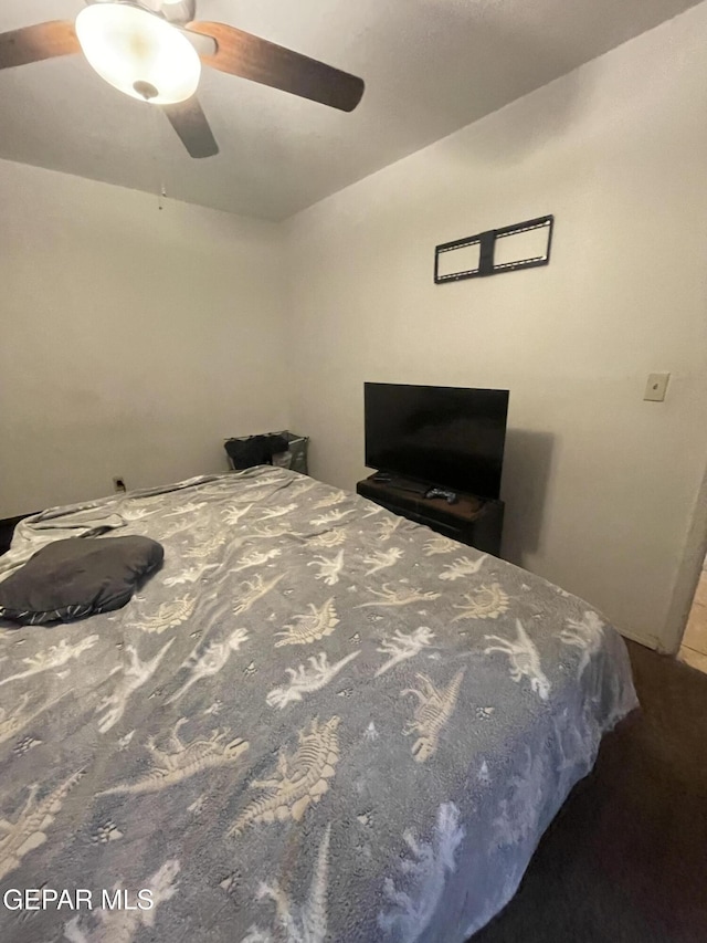 bedroom featuring ceiling fan