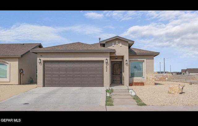 view of front facade featuring stucco siding, an attached garage, driveway, and a shingled roof